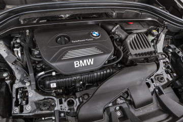 Zaradi prečne vgradnje so se morali šestvaljniki posloviti iz ponudbe BMW X1.
