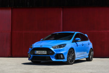 Ford Focus RS in Ford Mustang 5.0 V8_3