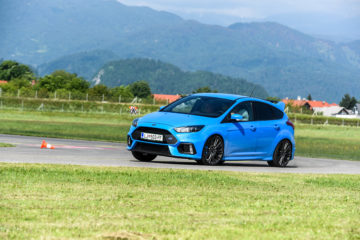 Ford Focus RS in Ford Mustang 5.0 V8_7