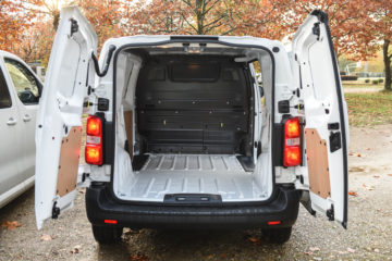 Peugeot Traveller in Citroen Spacetourer_21