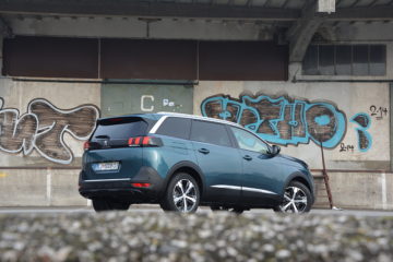 PEUGEOT 5008 02