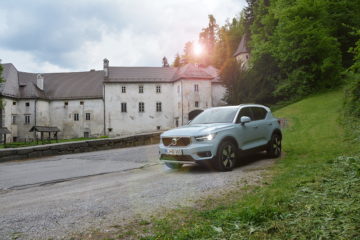 VOLVO XC40 04