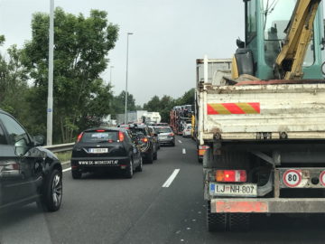 Tudi če vzrok za počasno vožnjo ni poznan: pripravite se na to, da lahko pridejo gasilci ali reševalci in jim dajte prostor!