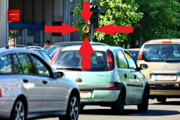 Promet ni le spredaj, pač pa tudi zadaj. Predvsem za počasnimi. Če se ne umaknete, nekateri ne bodo mogli levo, kjer imajo zeleno luč.