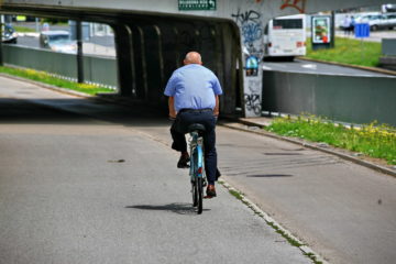 Biciklisti so tudi premeteni: ugotovili so, da plačajo manjšo kazen, če se vozijo po pločniku, kot če se vozijo po kolesarski stezi v napačno smer. Evo!