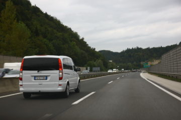 Prilaščanje levega pasu je najprej arogantno, potem pa tudi nevarno. In zgolj teoretično kaznivo.