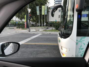 Devetkrat 2 metra je 18 metrov, kar pomeni, da je za tri avtomobile dodatnega prostora v koloni desetih. Voznik avtobusa bi to lahko vedel …