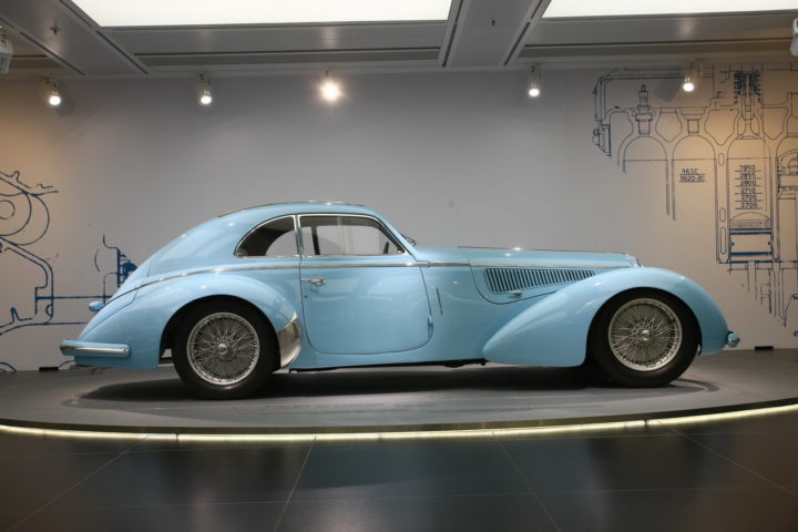 Eleganca in prefinjenost prestižnega avtomobila iz tridesetih let prejšnjega stoletja.