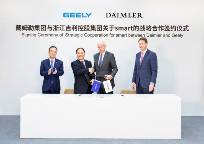 Vertragsunterzeichnung zur strategischen Kooperation für smart zwischen Daimler und Geely. Von links nach rechts: An Conghui, President der Geely Holding und President und CEO der Geely Auto Group, Li Shufu, Chairman der Geely Holding, Dieter Zetsche, Vorsitzender des Vorstands der Daimler AG und Leiter des Geschäftsfeldes Mercedes-Benz Cars, Ola Källenius, Mitglied des Vorstandes der Daimler AG verantwortlich für Konzernforschung & Mercedes-Benz Cars Entwicklung Signing ceremony of Strategic Cooperation for smart between Daimler and Geely. From left to right: An Conghiu, Geely Holding President and Geely Auto Group President and CEO, Li Shufu, Geely Holding Chairman, Dieter Zetsche, Chairman of the Board of Management of Daimler AG and Head of Mercedes-Benz Cars, Ola Källenius, Board of Management Member responsible for Group Research and Mercedes-Benz Cars Development.