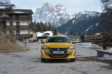 PEUGEOT 208 02