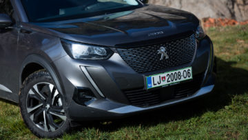 Peugeot_2008_12_PureTech_130_03