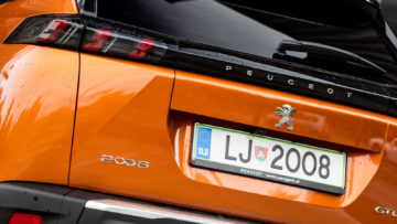 Peugeot_2008_12_PureTech_130_EAT8_GT_Line_06