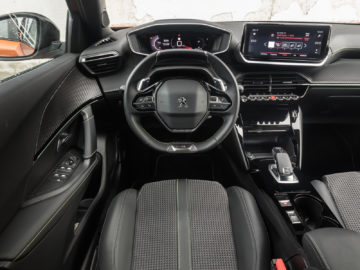 Peugeot_2008_12_PureTech_130_EAT8_GT_Line_08