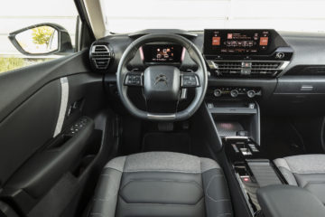 Citroen_C4_12_PureTech_130_EAT8_Shine_08