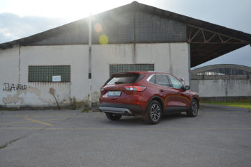 FORD KUGA PHEV 02