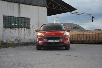 FORD KUGA PHEV 04