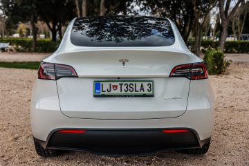 Tesla Y (8)