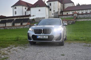 BMW iX1 04