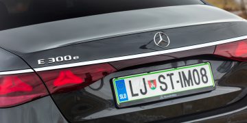 Mercedes-Benz_E300e_25