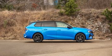 Opel_Astra_SportsTourer_12Turbo_8AT_GS_01