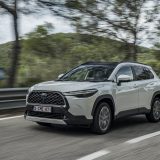 2022_corolla_cross_hybrid_dpl_awd_pearl_white_dynamic_002-720x480