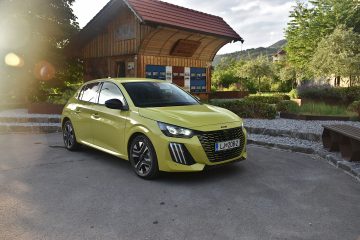 PEUGEOT 208 03