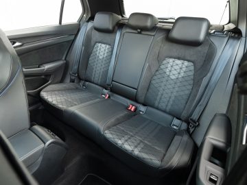 Volkswagen_Golf_15_eTSI_R-Line_23