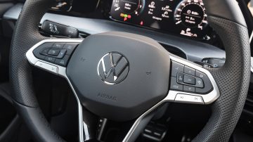 Volkswagen_Golf_15_eTSI_R-Line_35