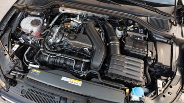 Volkswagen_Golf_15_eTSI_R-Line_36