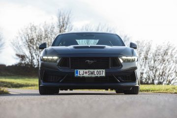 Ford Mustang Dark Horse V8-32