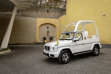 Papst Franziskus erhält erstes elektrisches „Papamobil“ von Mercedes-Benz Pope Francis receives first electric “Popemobile” from Mercedes-Benz