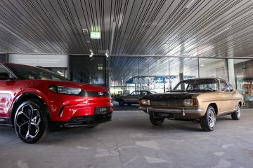 Starodobni Ford Capri še danes deluje izredno atraktivno, a se mimoidoči obračajo tudi za novim električnim soimenjakom.