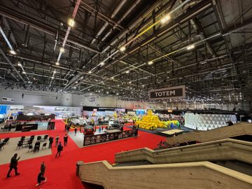 Lansko slovo od skoraj praznega razstavišča Palexpo v ženevi.