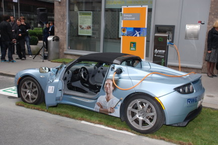 TESLA na polnilni postaji