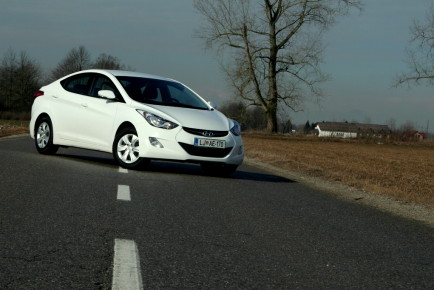 Hyundai_Elantra_16_Comfort_01