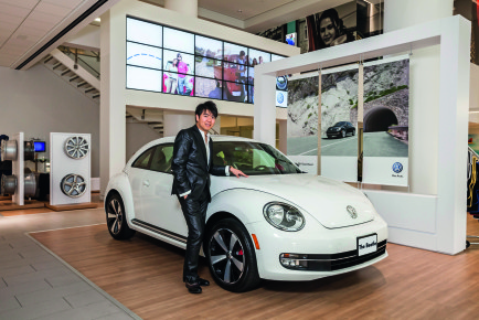 Lang Lang, zukuenftig Kulturbotschafter des Volkswagen Konzerns, im Volkswagen Showroom in New York City, am neuen Volkswagen Beetle