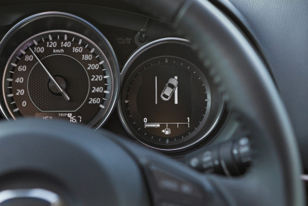 Mazda6_2013_safety_11_LDWS__jpg300