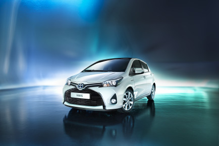 Toyota_Yaris_3_4_Front_Hybrid_5MB