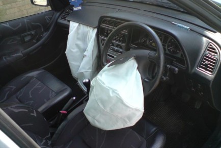 Peugeot_306_airbags_deployed