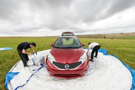 Nissan Note zorbing (1)