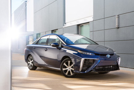 2016_Toyota_Fuel_Cell_Vehicle_Mirai (1)