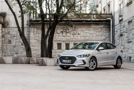 Hyundai_Elantra_16_Style_001