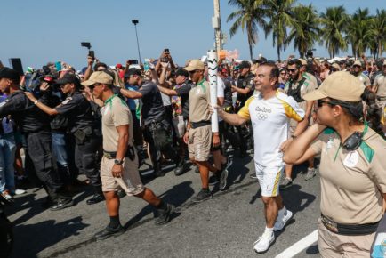 Carlos Ghosn conduz a Tocha Olímpica Rio 2016 no Rio de Janeiro / Crédito: Nissan/Divulgação