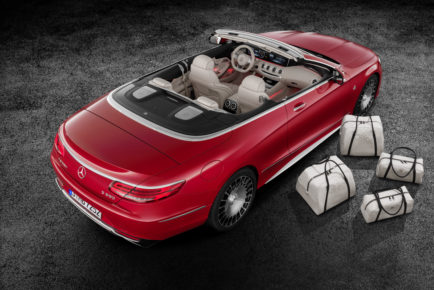 Mercedes-Maybach S 650 Cabriolet  Studioaufnahme, exklusives Reisetaschen-Set "THE AFFINITY" ;Kraftstoffverbrauch kombiniert: 12,0 l/100 km; CO2-Emissionen kombiniert: 272 g/km

Mercedes-Maybach S 650 Cabriolet studio shot,  exclusive travel luggage set  "THE AFFINITY"; Fuel consumption combined: 12,0 l/100 km; Combined CO2 emissions: 272 g/km