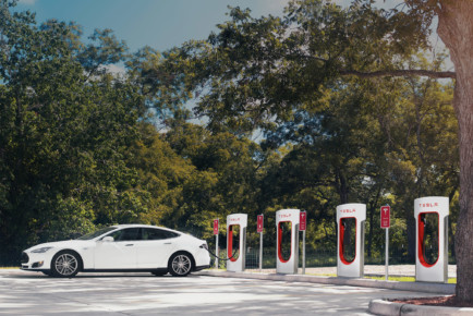 Tesla polnilne postaje