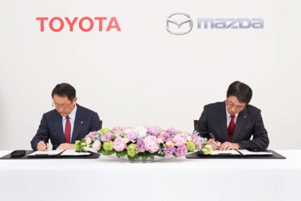 Toyota in Mazda ZDA