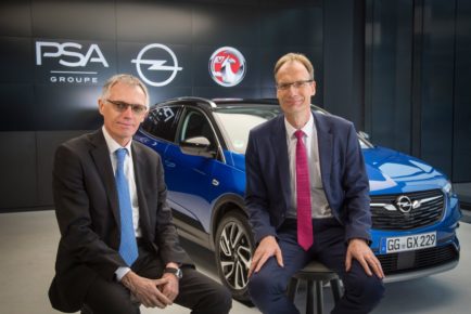 Carlos Tavares, Chairman of the Managing Board of Groupe PSA, and Opel CEO Michael Lohscheller with the Grandland X.