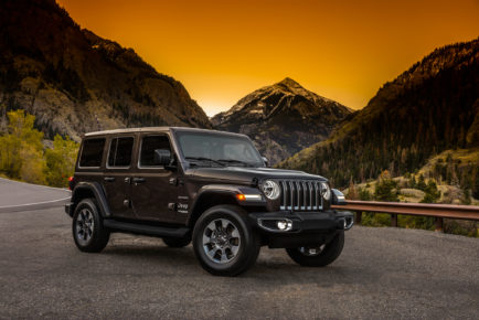 2018-Jeep-Wrangler-Unlimited-Sahara-with-mountains