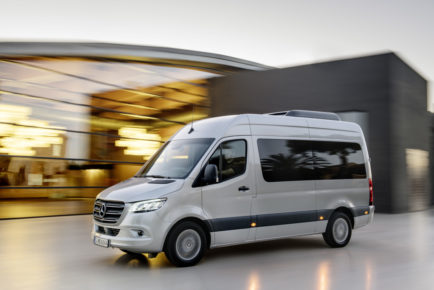 Mercedes-Benz Sprinter Tourer – Exterieur, Brillantsilber Metallic, Hinterradantrieb 

Mercedes-Benz Tourer – Exterior, brilliant silver metallic, Rear-wheel drive