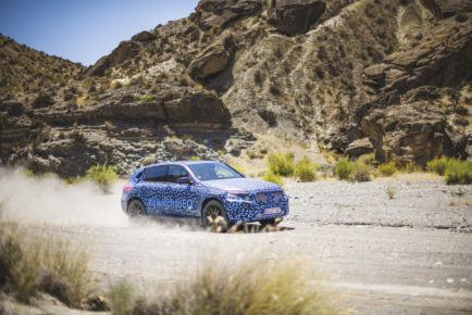 Spanien ist die aktuelle Station für den Mercedes-Benz EQC auf dem Weg zur Serienreife – die Mercedes-Benz Hitzeerprobung. Besonderes Augenmerk liegt hier auf den für Elektrofahrzeuge anspruchsvollen Disziplinen wie Klimatisierung und Laden sowie Kühlung der Batterie, des Antriebs und der Steuergeräte bei extremer Hitze. Natürlich werden auch klassische Kriterien wie Fahrdynamik und Fahrkomfort erneut strengen Tests unterzogen. 

Spain is the current stage for the Mercedes-Benz EQC on the road to series production maturity – the Mercedes-Benz heat testing. Particular attention is given to aspects which are very demanding for electric cars, i.e. air conditioning and charging, as well as cooling the battery, drive system and control units in extreme heat. Naturally classical criteria such as driving dynamics and ride comfort are also subjected to further, stringent tests.